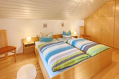 Schlafzimmer mit Doppelbett