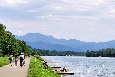 Wandern und Radfahren entlang des Rheins